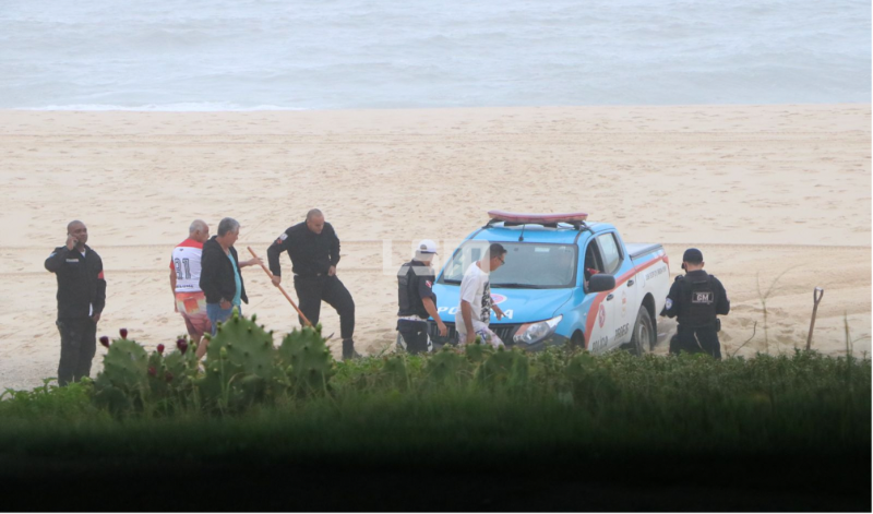 Viatura da polícia fica atolada na Praia da Barra de Maricá
