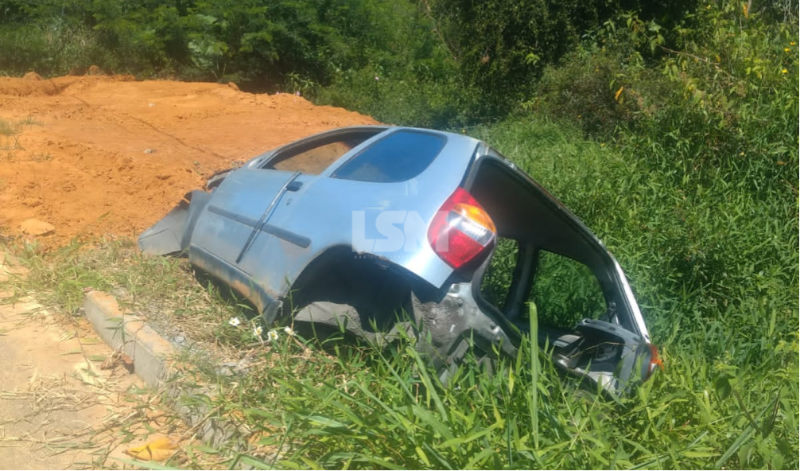 Moradores denunciam carro abandonado em Bambuí