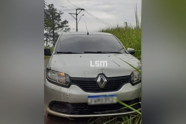 Moradores encontram carro abandonado em Bambuí