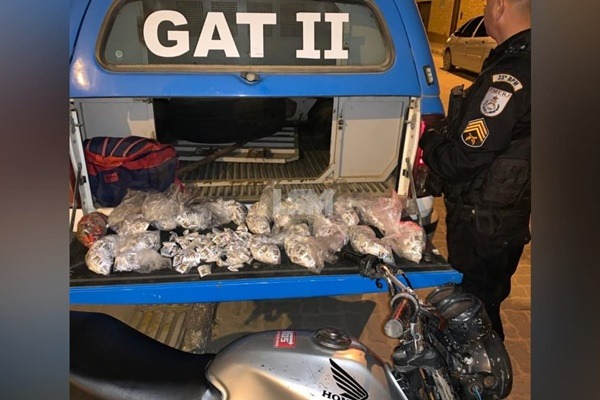 Polícia Militar apreende drogas e recupera motocicleta roubada em Araruama