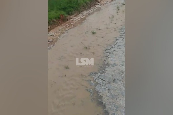 Moradores denunciam vazamento de água em bairro de Maricá 