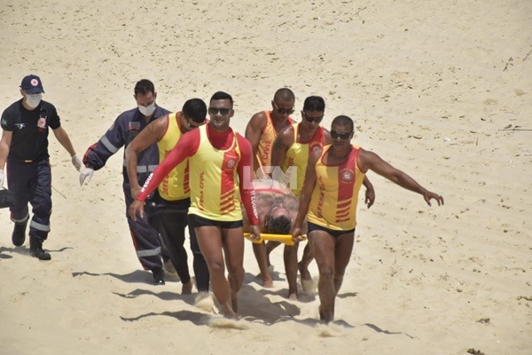 Homem passa mal na areia e é socorrido por Guarda-Vidas na Praia da Barra de Maricá