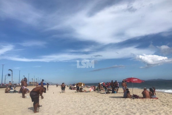 Maricaenses aproveitam o calor para curtir o domingo nas praias da cidade 