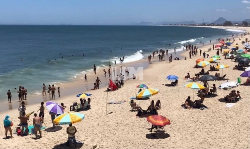 Em segunda-feira ensolarada, maricaenses enchem as praias da cidade