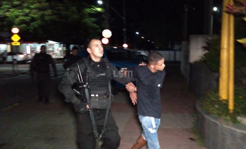 Homem é preso com carga de drogas, arma e munições em Santa Paula