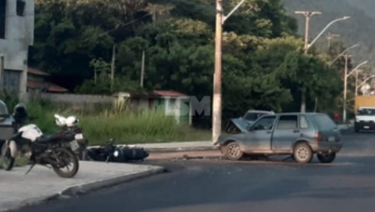 Motociclista fica ferido após acidente com carro em Itaipuaçu