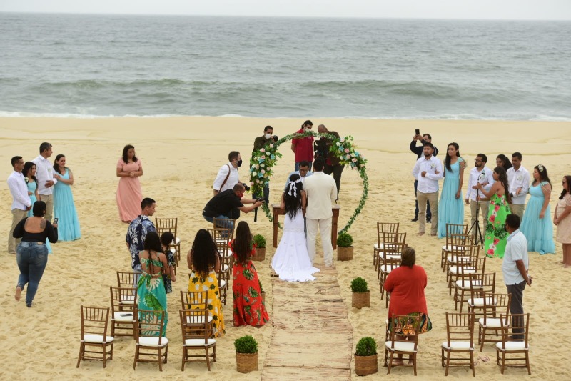 Casamento comunitário para casais de baixa renda é realizado na Praia de Cordeirinho