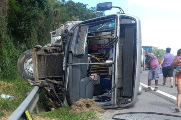 Rj-124: Criança morre após ser atropelada por ônibus e outras nove pessoas ficam feridas na Estrada Saquarena-Rio Bonito 