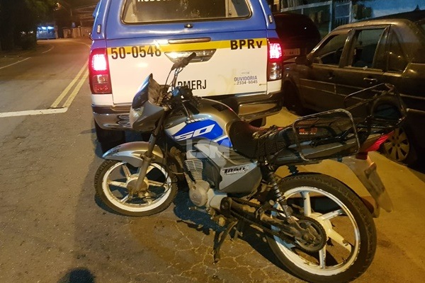 BPRV prende criminosos com moto que havia sido roubada em Maricá