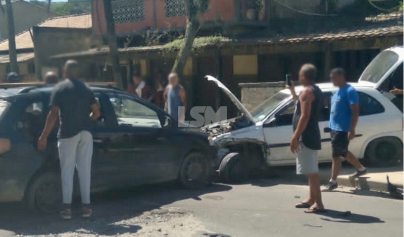 Buraco no asfalto causa acidente de carro no Caju 