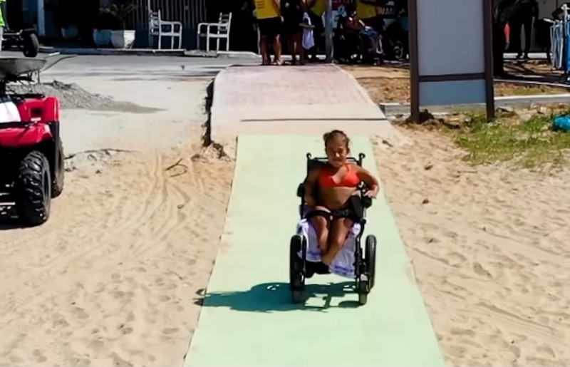 Rampa de acesso é instalada para pessoas com deficiência na Praia de Itaúna