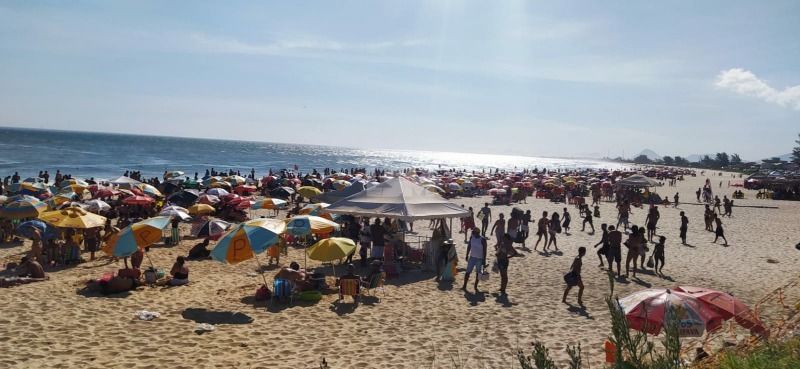 Maricaenses lotam as praias no domingo ensolarado