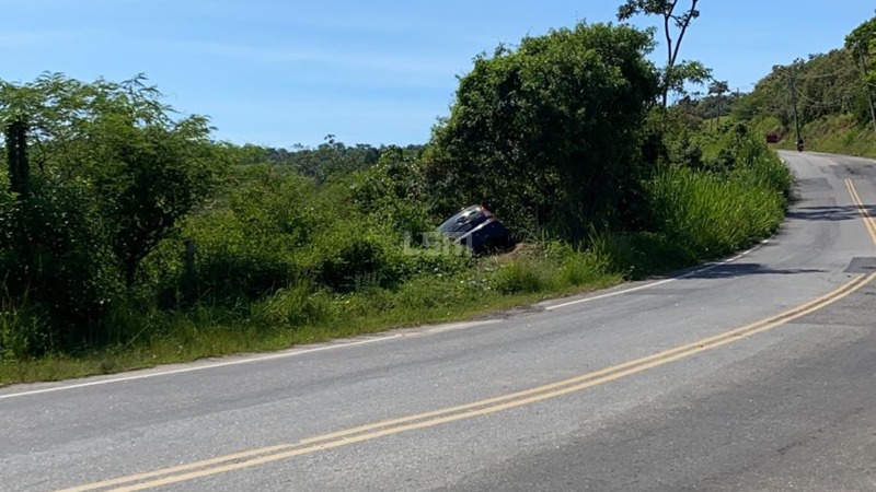 Motorista dorme no volante e carro vai parar dentro do mato na Região Central de Maricá