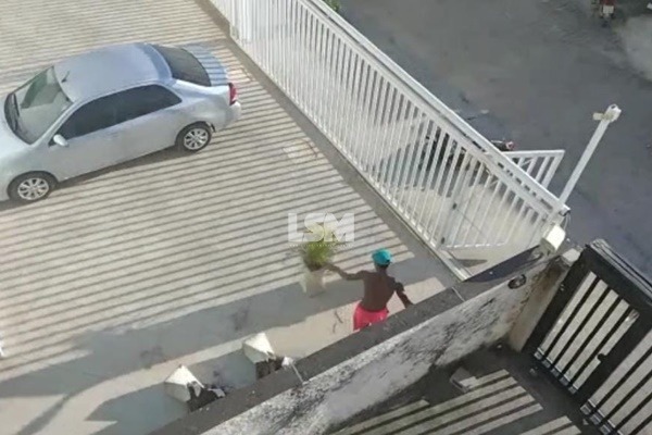 Homem descontrolado invade prédio e arruma confusão com moradores em Ponta Negra  