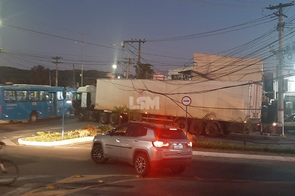 Caminhão arranca fiação de postes e deixa trânsito congestionado em Maricá 
