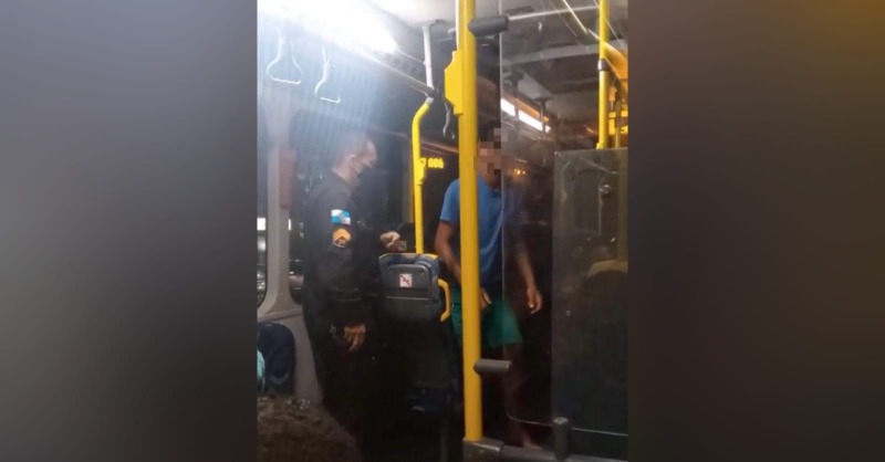 Saquarema: Passageiro se recusa a pagar passagem e é retirado do ônibus pela PM 
