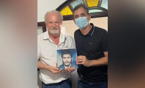 Filha de Che Guevara envia peça para afixar no hospital e homenagear seu pai 