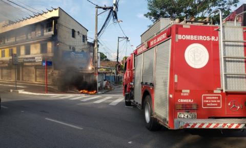 Poste pega fogo e mobiliza Bombeiros no Centro de Maricá