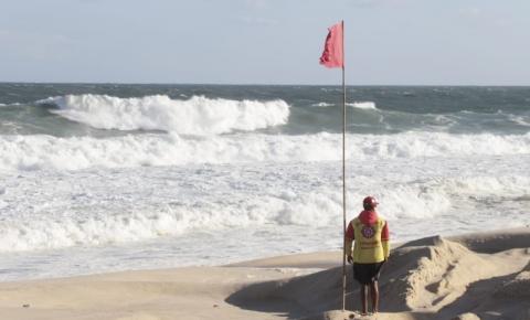 Ondas podem chegar até 2,5 metros em ressaca no litoral de Maricá 