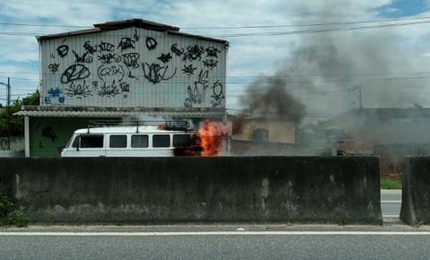 RJ-106: Kombi pega fogo e mobiliza Bombeiros em São José