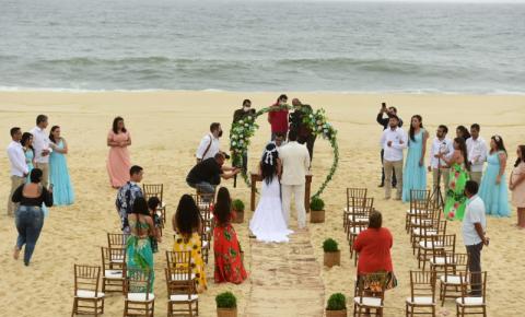 Casamento comunitário para casais de baixa renda é realizado na Praia de Cordeirinho