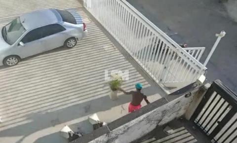 Homem descontrolado invade prédio e arruma confusão com moradores em Ponta Negra  