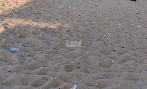Moradores denunciam o descarte irregular de lixo na areia da Praia de Itaipuaçu 