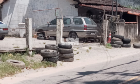 Moradores denunciam oficina que descarta pneus em calçada da Região Central de Maricá 