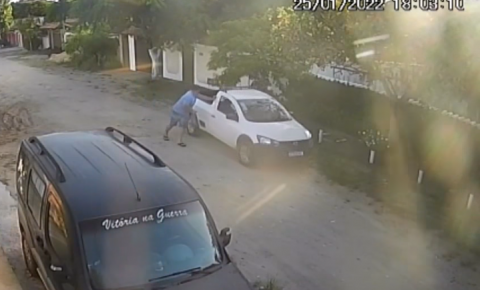 Saquarema: Três homens são flagrados furtando um carro em Jaconé   